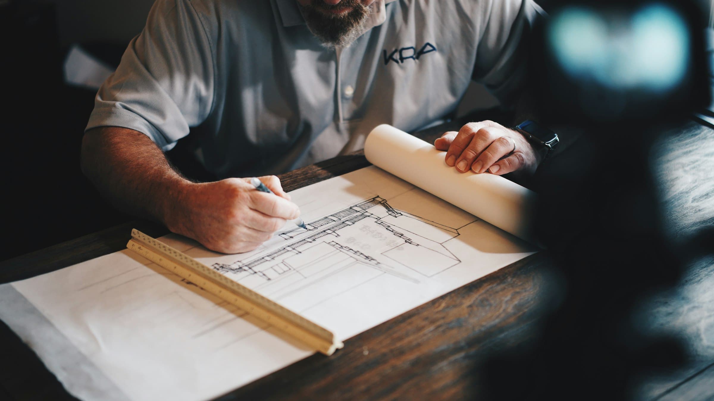 Architetto disegna un blueprint a mano: la fase di progettazione esecutiva