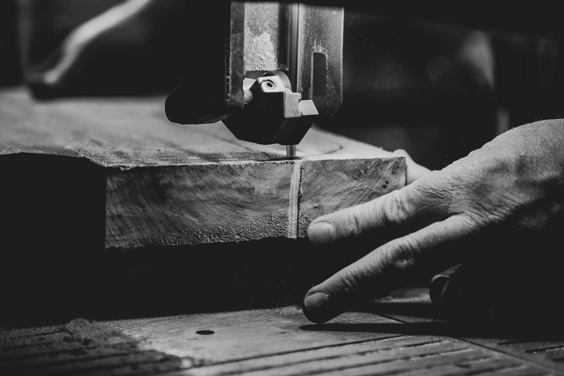 Mani che lavorano una lastra di pietra naturale alla sega