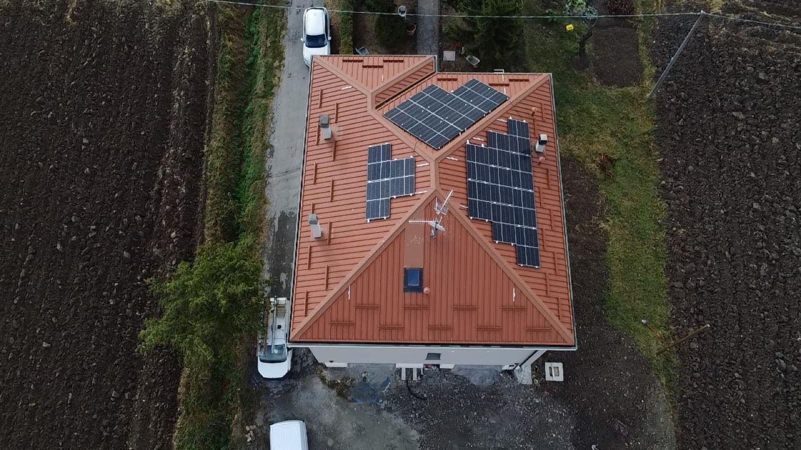 Copertura con impianto fotovoltaico · Copertura e fotovoltaico, Emilia-Romagna